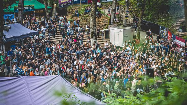 Berq, Paula Carolina, Dicht & Ergreifend, 1986zig, Oimara, Maeckes, ALC und viele mehr: Das Line-Up des Heimspiel-Festivals im Bergwaldtheater sorgte für ausgelassene Stimmung. Auch ein paar nachmittägliche Regenschauer konnten da nichts verhageln.