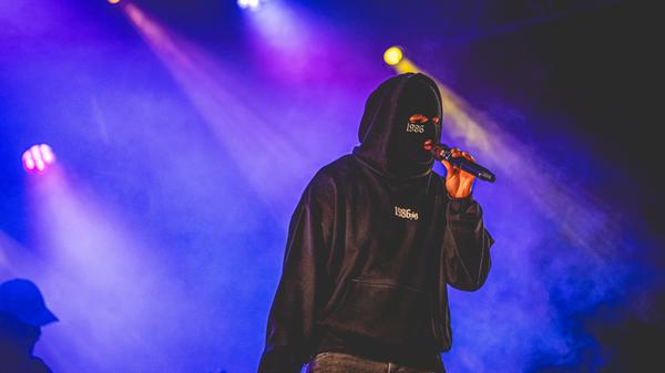 Berq, Paula Carolina, Dicht & Ergreifend, 1986zig, Oimara, Maeckes, ALC und viele mehr: Das Line-Up des Heimspiel-Festivals im Bergwaldtheater sorgte für ausgelassene Stimmung. Auch ein paar nachmittägliche Regenschauer konnten da nichts verhageln.