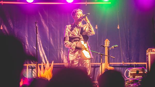 Berq, Paula Carolina, Dicht & Ergreifend, 1986zig, Oimara, Maeckes, ALC und viele mehr: Das Line-Up des Heimspiel-Festivals im Bergwaldtheater sorgte für ausgelassene Stimmung. Auch ein paar nachmittägliche Regenschauer konnten da nichts verhageln.