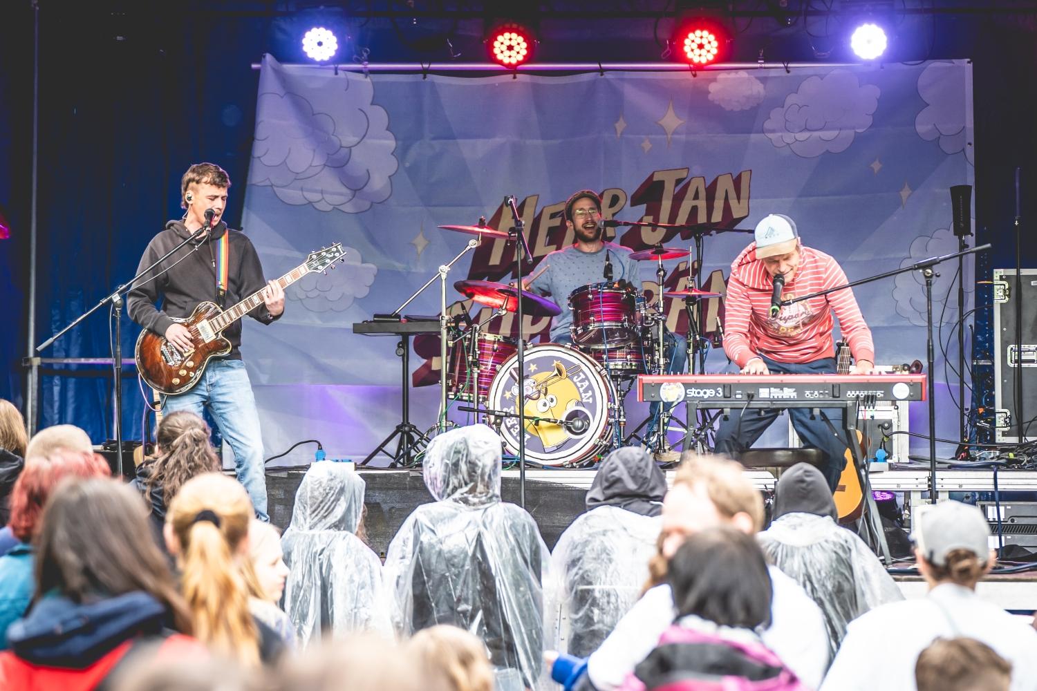 Berq, Paula Carolina, Dicht & Ergreifend, 1986zig, Oimara, Maeckes, ALC und viele mehr: Das Line-Up des Heimspiel-Festivals im Bergwaldtheater sorgte für ausgelassene Stimmung. Auch ein paar nachmittägliche Regenschauer konnten da nichts verhageln.