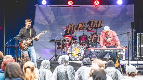 Berq, Paula Carolina, Dicht & Ergreifend, 1986zig, Oimara, Maeckes, ALC und viele mehr: Das Line-Up des Heimspiel-Festivals im Bergwaldtheater sorgte für ausgelassene Stimmung. Auch ein paar nachmittägliche Regenschauer konnten da nichts verhageln.