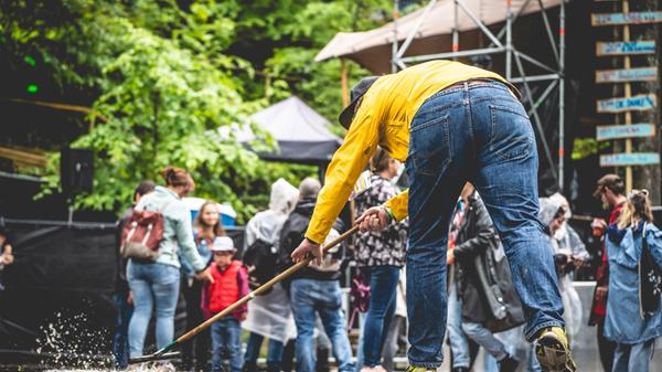 Berq, Paula Carolina, Dicht & Ergreifend, 1986zig, Oimara, Maeckes, ALC und viele mehr: Das Line-Up des Heimspiel-Festivals im Bergwaldtheater sorgte für ausgelassene Stimmung. Auch ein paar nachmittägliche Regenschauer konnten da nichts verhageln.