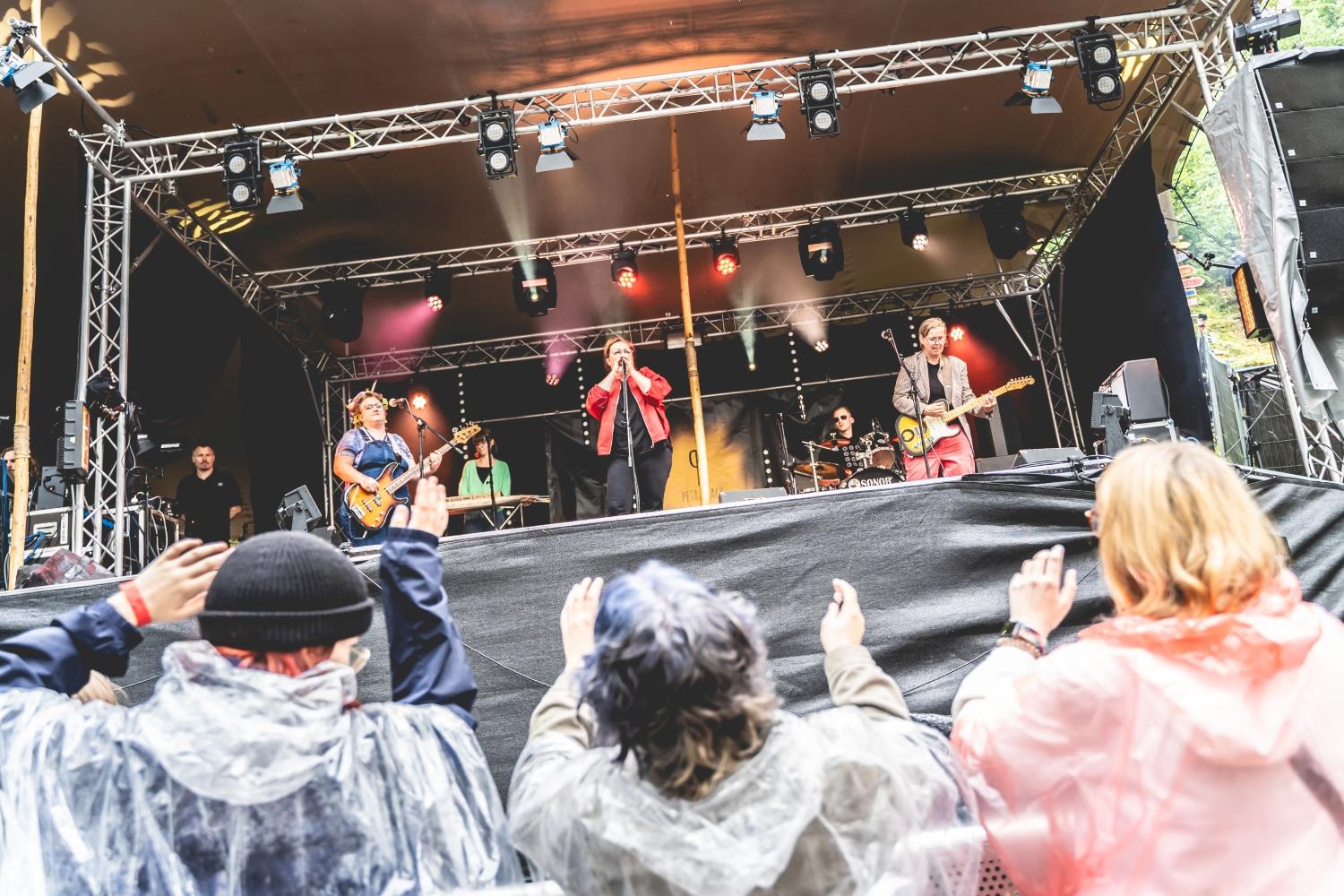 Berq, Paula Carolina, Dicht & Ergreifend, 1986zig, Oimara, Maeckes, ALC und viele mehr: Das Line-Up des Heimspiel-Festivals im Bergwaldtheater sorgte für ausgelassene Stimmung. Auch ein paar nachmittägliche Regenschauer konnten da nichts verhageln.