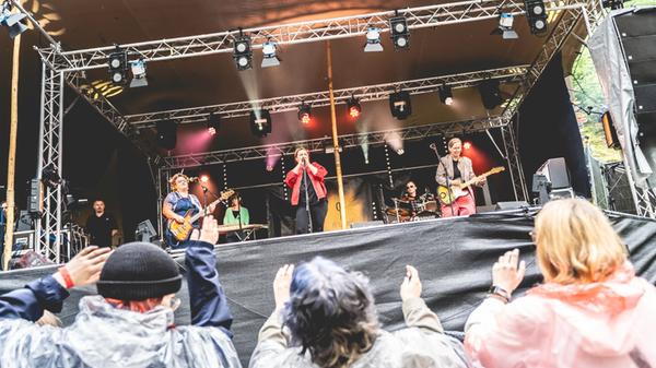 Berq, Paula Carolina, Dicht & Ergreifend, 1986zig, Oimara, Maeckes, ALC und viele mehr: Das Line-Up des Heimspiel-Festivals im Bergwaldtheater sorgte für ausgelassene Stimmung. Auch ein paar nachmittägliche Regenschauer konnten da nichts verhageln.