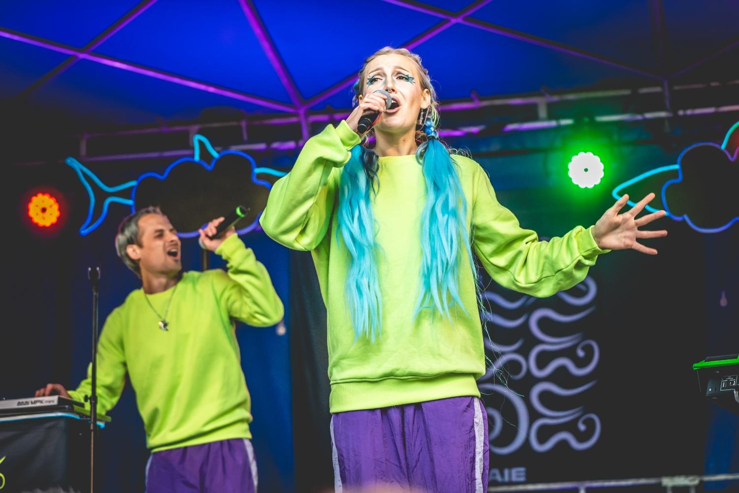 Berq, Paula Carolina, Dicht & Ergreifend, 1986zig, Oimara, Maeckes, ALC und viele mehr: Das Line-Up des Heimspiel-Festivals im Bergwaldtheater sorgte für ausgelassene Stimmung. Auch ein paar nachmittägliche Regenschauer konnten da nichts verhageln.