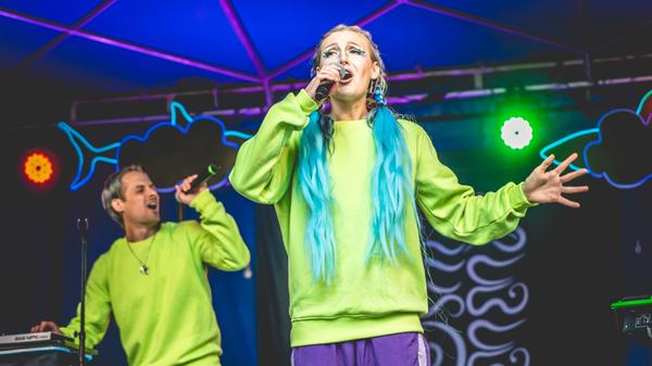 Berq, Paula Carolina, Dicht & Ergreifend, 1986zig, Oimara, Maeckes, ALC und viele mehr: Das Line-Up des Heimspiel-Festivals im Bergwaldtheater sorgte für ausgelassene Stimmung. Auch ein paar nachmittägliche Regenschauer konnten da nichts verhageln.