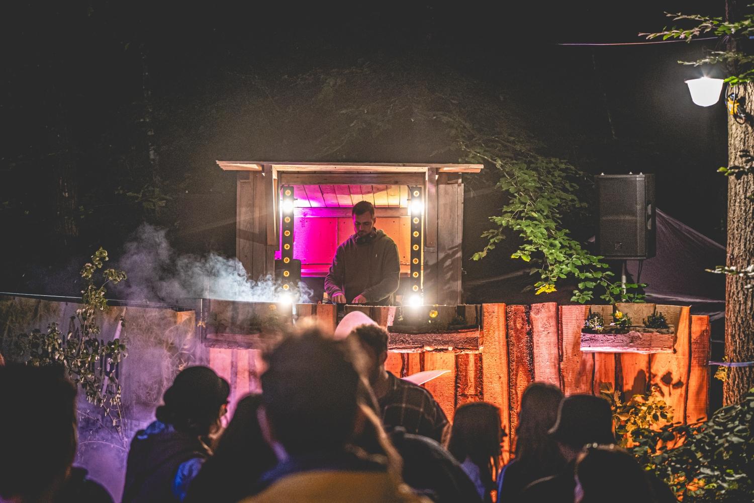 Berq, Paula Carolina, Dicht & Ergreifend, 1986zig, Oimara, Maeckes, ALC und viele mehr: Das Line-Up des Heimspiel-Festivals im Bergwaldtheater sorgte für ausgelassene Stimmung. Auch ein paar nachmittägliche Regenschauer konnten da nichts verhageln.