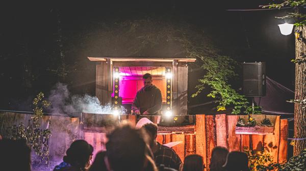 Berq, Paula Carolina, Dicht & Ergreifend, 1986zig, Oimara, Maeckes, ALC und viele mehr: Das Line-Up des Heimspiel-Festivals im Bergwaldtheater sorgte für ausgelassene Stimmung. Auch ein paar nachmittägliche Regenschauer konnten da nichts verhageln.