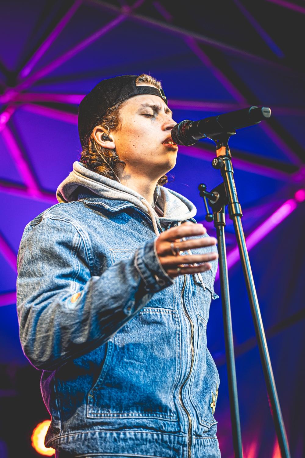 Berq, Paula Carolina, Dicht & Ergreifend, 1986zig, Oimara, Maeckes, ALC und viele mehr: Das Line-Up des Heimspiel-Festivals im Bergwaldtheater sorgte für ausgelassene Stimmung. Auch ein paar nachmittägliche Regenschauer konnten da nichts verhageln.