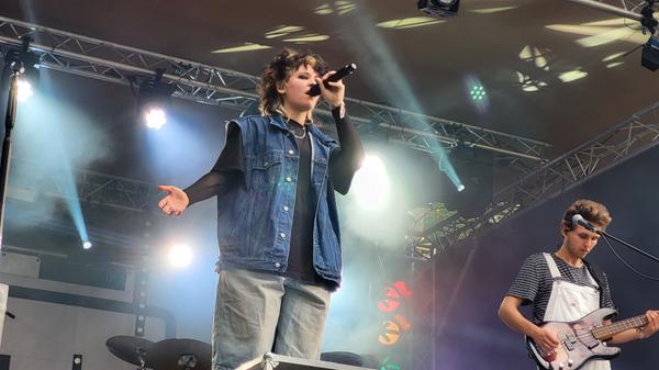 Berq, Paula Carolina, Dicht & Ergreifend, 1986zig, Oimara, Maeckes, ALC und viele mehr: Das Line-Up des Heimspiel-Festivals im Bergwaldtheater sorgte für ausgelassene Stimmung. Auch ein paar nachmittägliche Regenschauer konnten da nichts verhageln.