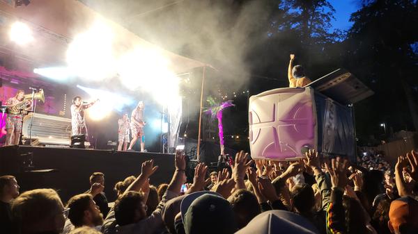 Einer der Namen, der wohl die meisten Gäste anzog: Die bayerische Mundart-Hip-Hop-Band Dicht & Ergreifend. Die Brass-Rapper zeigten mal wieder, dass sie wahre Stimmungskanonen sind und ließen auch ein Dixi-Klo durch die Menge diven.