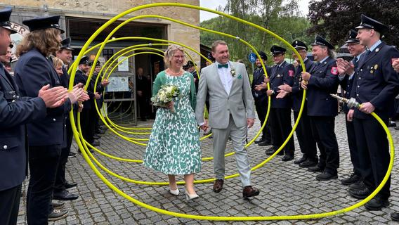 Übungen an der Kübelspritze: So heirateten Gemeinderätin und Feuerwehr-Chef in Königstein