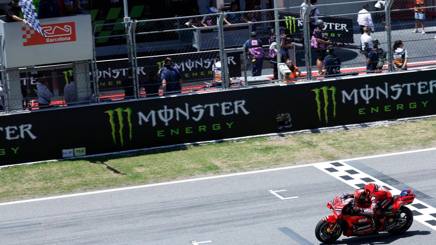 Der Italiener Francesco Bagnaia fährt auf seiner Ducati über die Ziellinie und gewinnt das MotoGP-Rennen.