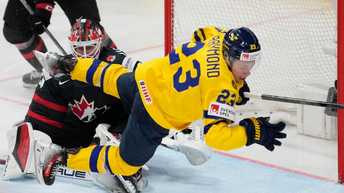 Die Schweden mit Lucas Raymond (r) setzten sich im Spiel um Platz drei gegen Kanada durch.