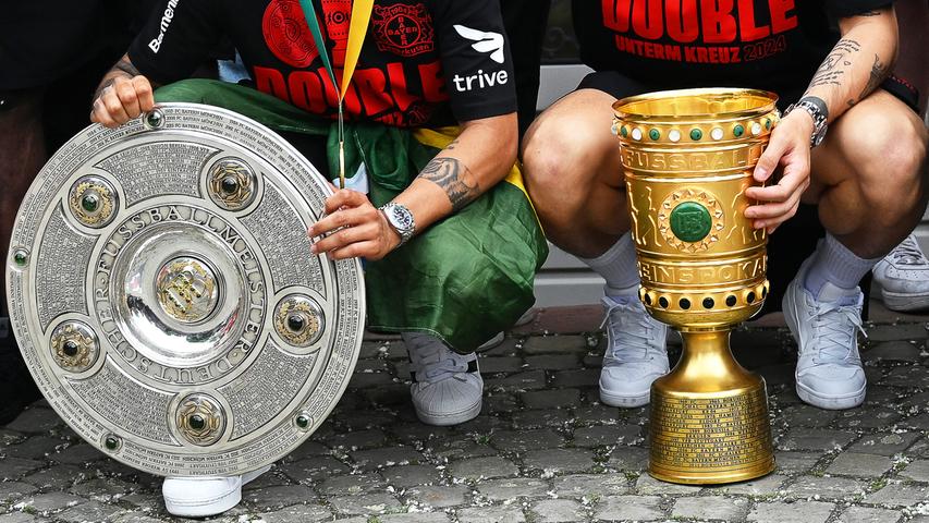 Als wäre das nicht Grund genug zur Freude, beschenkten die Spieler ihre Fans auch noch mit dem Gewinn des DFB-Pokals. 