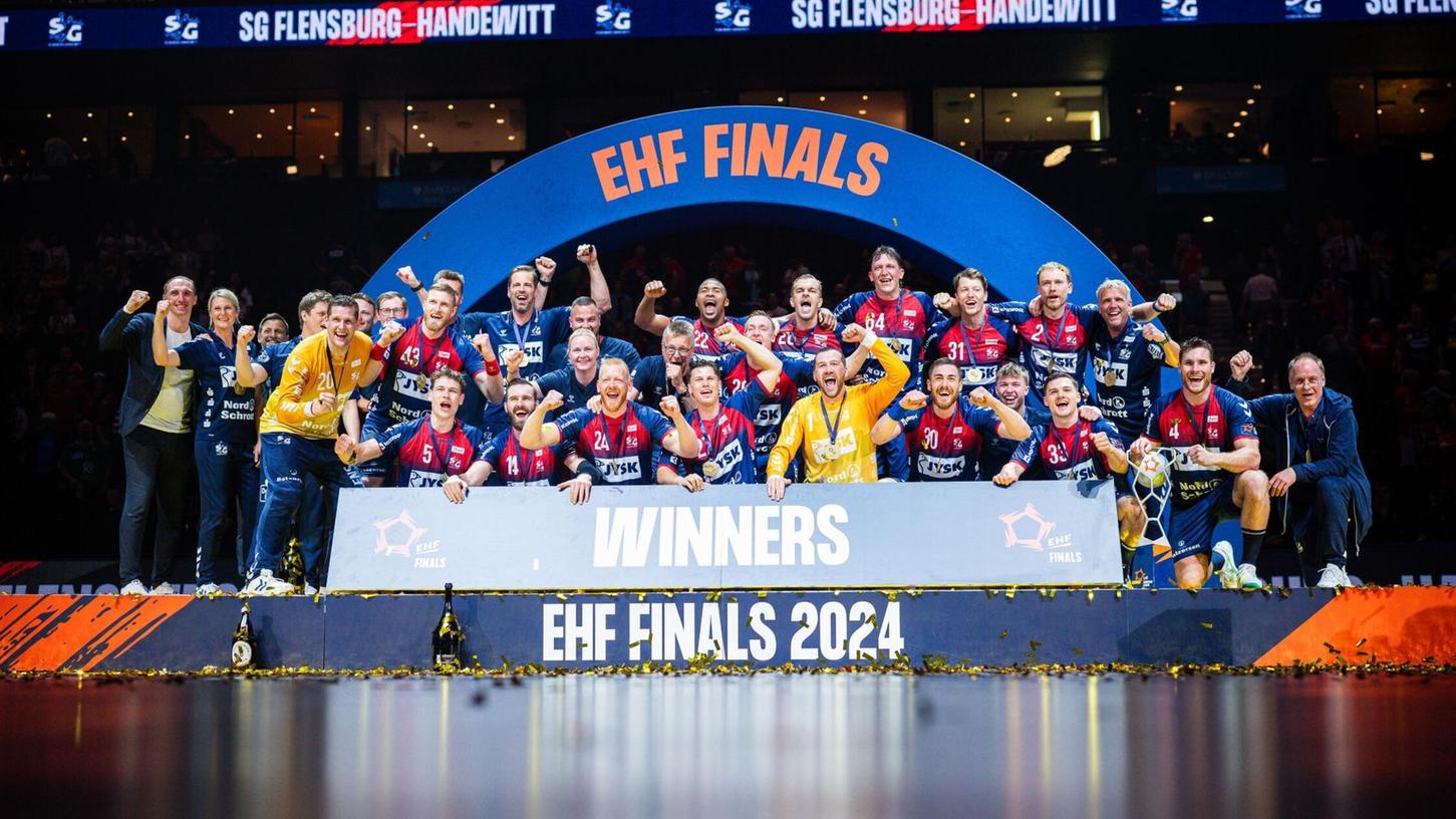Die Flensburger Mannschaft posiert für das Gewinnerfoto nach der Pokalübergabe.
