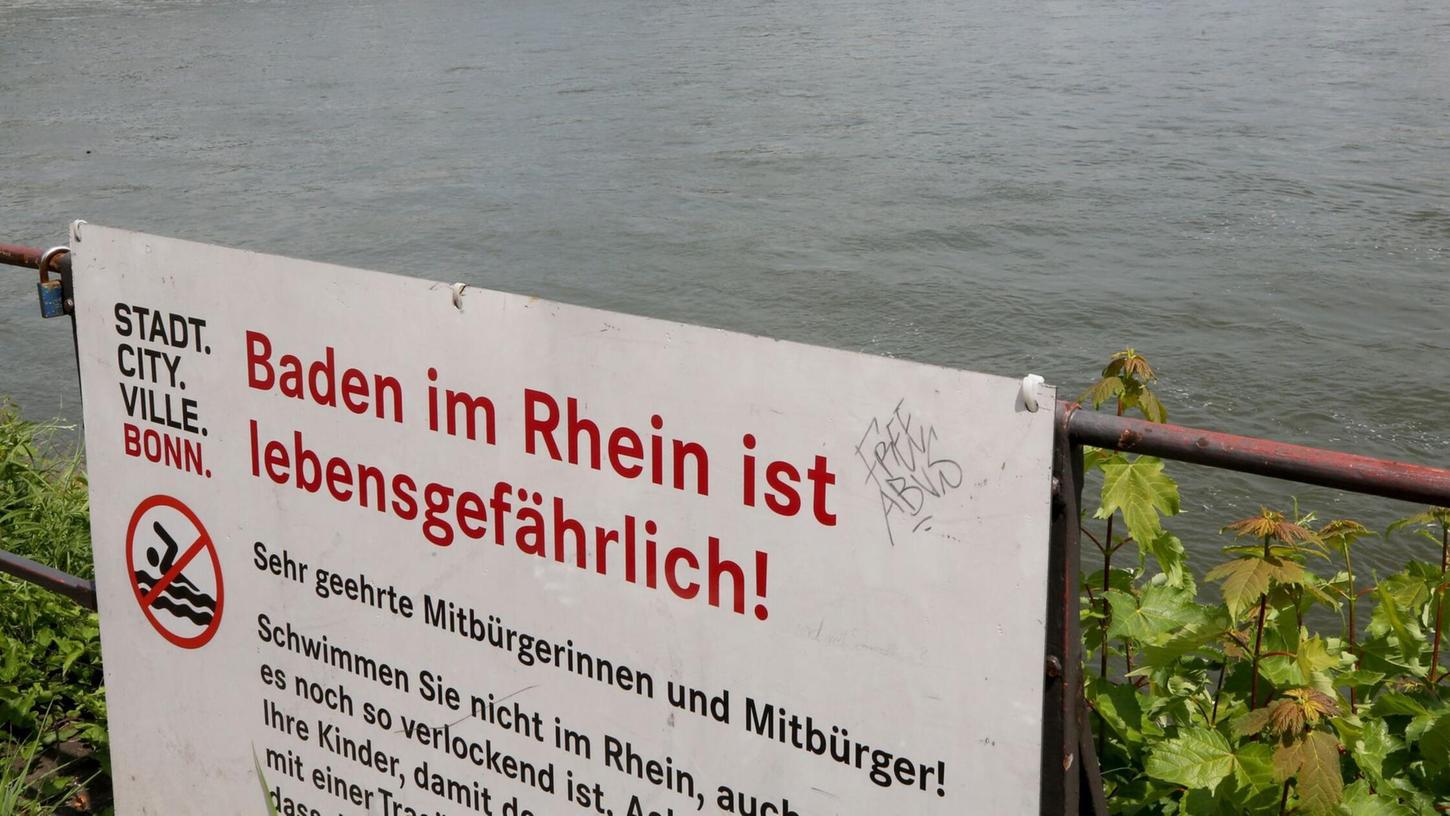 Die Stadt Bonn warnt die Menschen vor den Gefahren beim Schwimmen im Rhein.