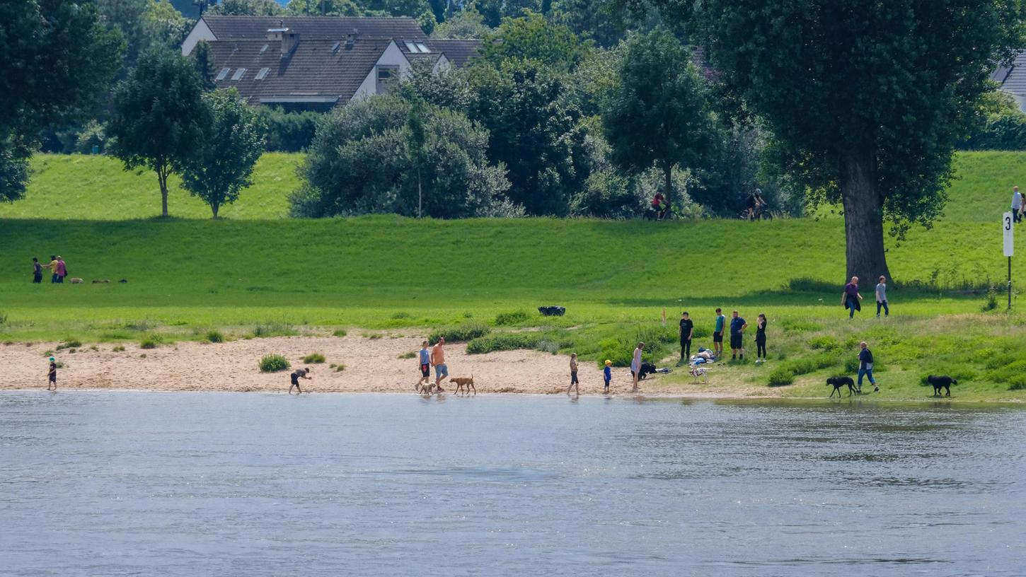 Für den Rhein als Bundeswasserstraße gelte kein grundsätzliches Badeverbot, sagte der Feuerwehrsprecher. Allerdings gälten Verbote an bestimmten Stellen, etwa vor Bauwerken wie Brücken oder an Hafeneinfahrten. (Symbolbild)