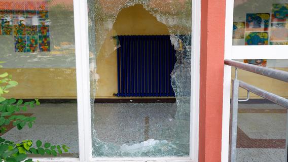 Blinde Zerstörungswut in Erlangen: Kinder verwüsten Pestalozzi-Grundschule und legen Feuer