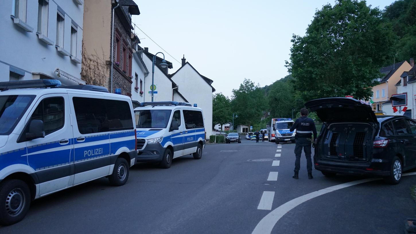 Die Polizei hat nach Hinweisen auf möglicherweise verbotene Musik eine private Feier in dem rheinland-pfälzische Moselort Kröv beendet.