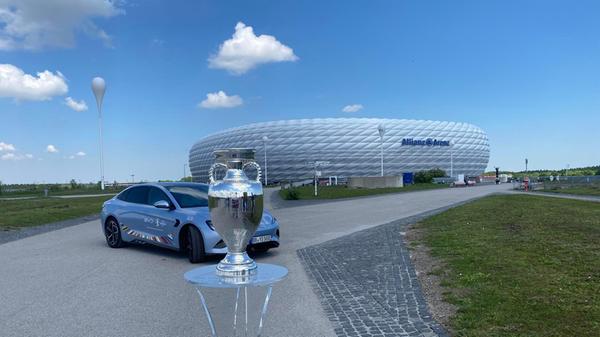 Am 14. Juni steigt in München das Eröffnungsspiel gegen Schottland. Weil die Spielstätten während der Euro keine Sponsoren-Namen tragen dürfen, wird die Allianz-Arena in München Fußball Arena umbenannt.