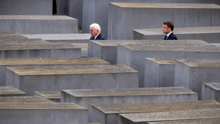 Der französische Präsident Emmanuel Macron (r) besucht zusammen mit Bundespräsident Frank-Walter Steinmeier das Holocaust Mahnmal in Berlin.