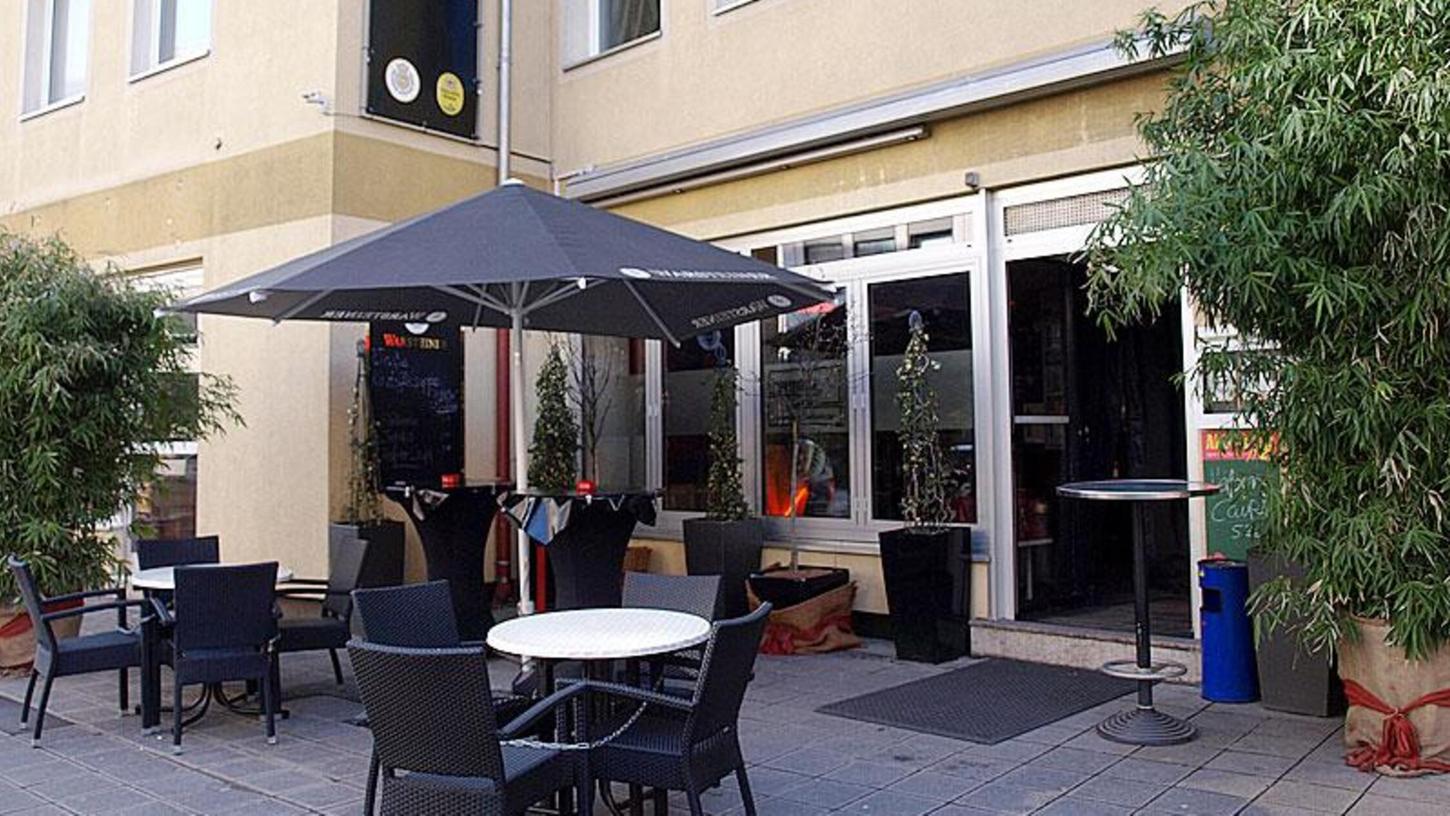 Vor einigen Wochen gab es noch Leben in der Café-Bar - nun stehen weder Stühle, noch Menschen vor der Kneipe. Vor einigen Wochen gab es noch Leben in der Café-Bar - nun stehen weder Stühle, noch Menschen vor der Kneipe.