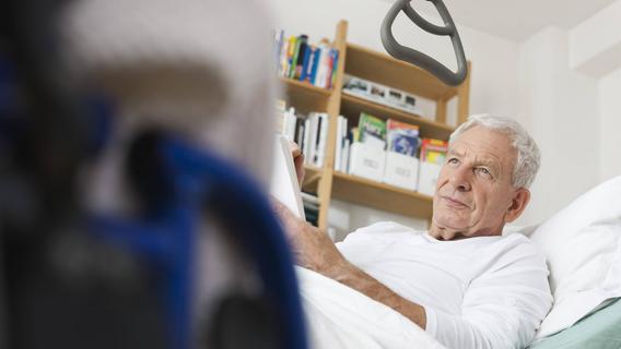 Anrufe, Absagen, Anträge: So erlebt ein älteres Ehepaar den Personalmangel im Gesundheitswesen