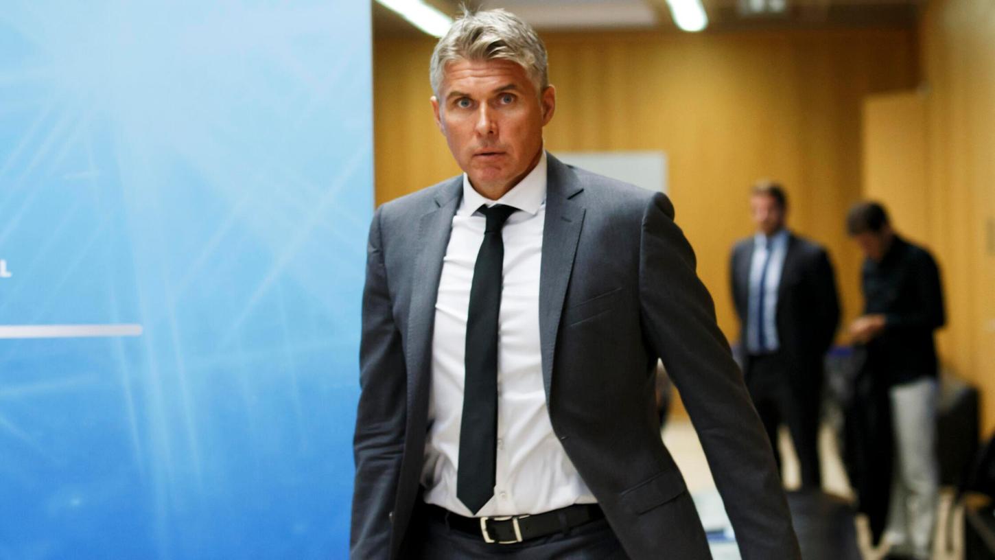 Roberto Rosetti, Chef der Schiedsrichter-Kommission der UEFA, hat einen offenen Brief verfasst und neue Regeln zur EM vorgestellt. Roberto Rosetti, Chef der Schiedsrichter-Kommission der UEFA, hat einen offenen Brief verfasst und neue Regeln zur EM vorgestellt.