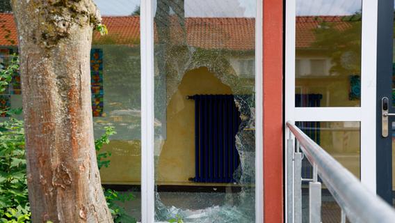 Blinde Zerstörungswut: Kinder verwüsten Grundschule in Erlangen und legen Feuer