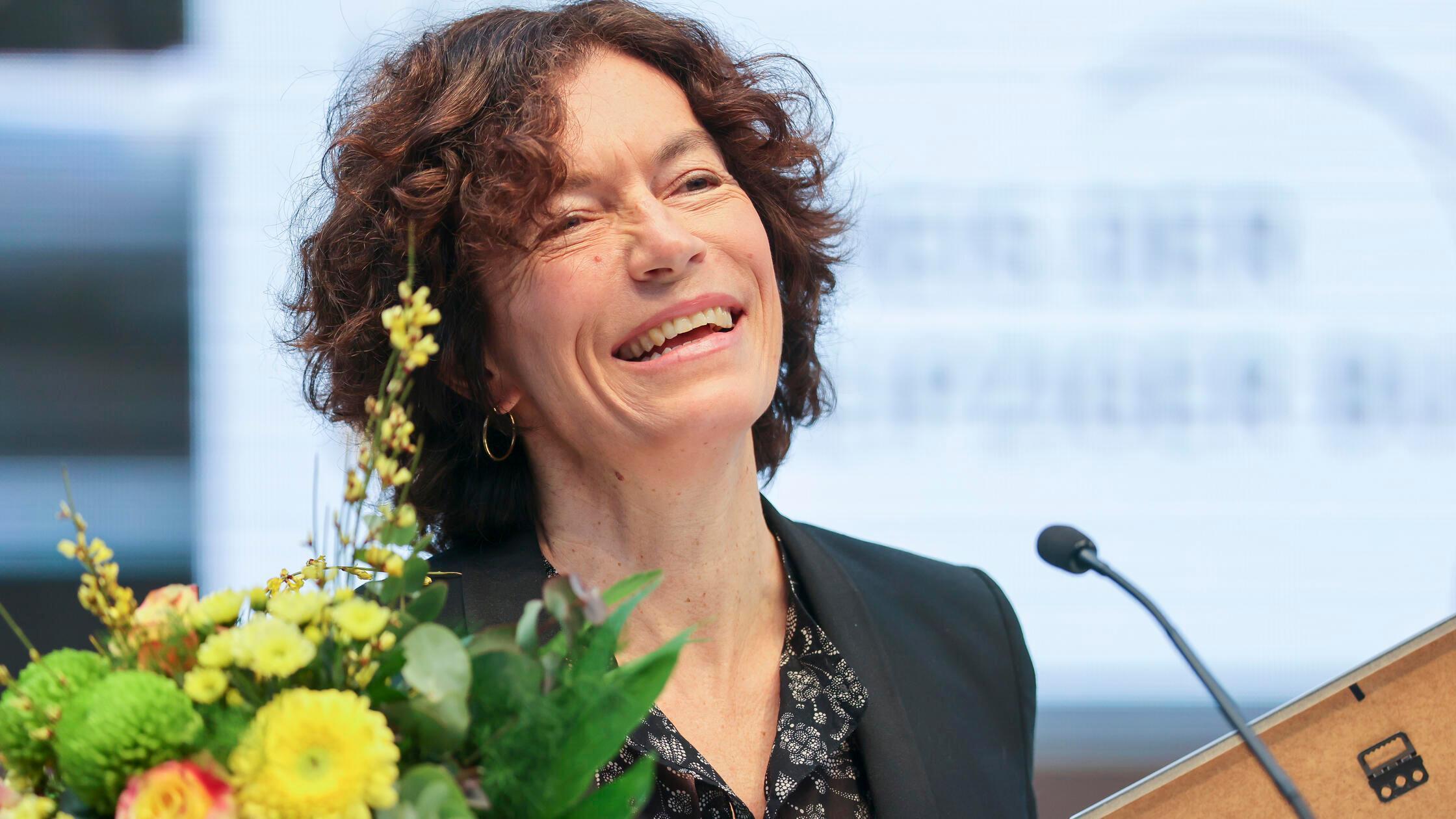 Anne Weber lockt im Literaturhaus in die wilden wunden Kreise von Paris