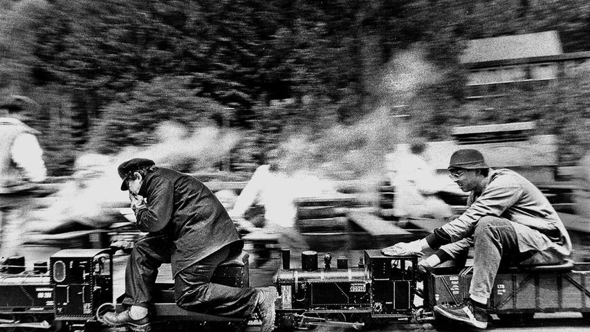 Ein besonderes Abenteuer erlebten große und kleine Eisenbahnfreunde in den 1980er Jahren im idyllischen Lehenhammer in Etzelwang nahe Hersbruck: die Lehentalbahn. Im Garten des früheren Wirtshauses Forellenhof tuckerte eine Mini-Dampflokomotive, die ihre Fahrgäste - rittlings auf Modellbahnen sitzend - durch eine 330 Meter lange Anlage auf einer 5-Zoll-Spur rund um den Forellenteich kutschierte. Umhüllt von Rauchschwaden drehten vor allem begeisterte Kinder nach Herzenslust eine oder mehrere Runden. Ein nostalgisches Vergnügen, das heute nur noch in der Erinnerung lebt, der Betrieb der Gartenbahn wurde 2001 eingestellt. Ein besonderes Abenteuer erlebten große und kleine Eisenbahnfreunde in den 1980er Jahren im idyllischen Lehenhammer in Etzelwang nahe Hersbruck: die Lehentalbahn. Im Garten des früheren Wirtshauses Forellenhof tuckerte eine Mini-Dampflokomotive, die ihre Fahrgäste - rittlings auf Modellbahnen sitzend - durch eine 330 Meter lange Anlage auf einer 5-Zoll-Spur rund um den Forellenteich kutschierte. Umhüllt von Rauchschwaden drehten vor allem begeisterte Kinder nach Herzenslust eine oder mehrere Runden. Ein nostalgisches Vergnügen, das heute nur noch in der Erinnerung lebt, der Betrieb der Gartenbahn wurde 2001 eingestellt.