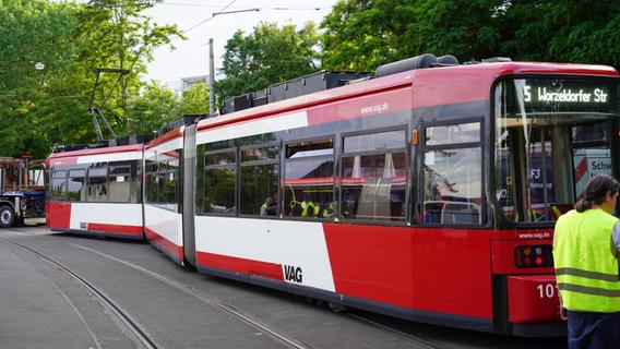 Schwertransporter rammt Straßenbahn in Nürnberg: Mehrere Waggons aus den Schienen gehoben