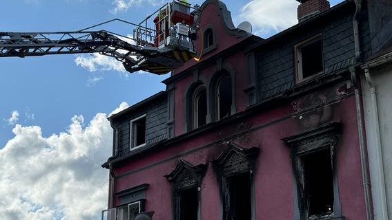 Zwei Stockwerke in Vollbrand: Wohnhaus in Oberfranken in Flammen - drei Personen verletzt
