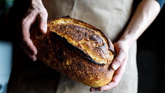 Frisches Sauerteigbrot wie vom Bäcker direkt aus dem eigenen Ofen? Dafür braucht es nur fünf Zutaten