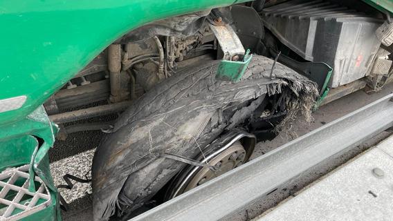 Sattelzug hat Reifenplatzer auf der Autobahn A9 bei voller Fahrt