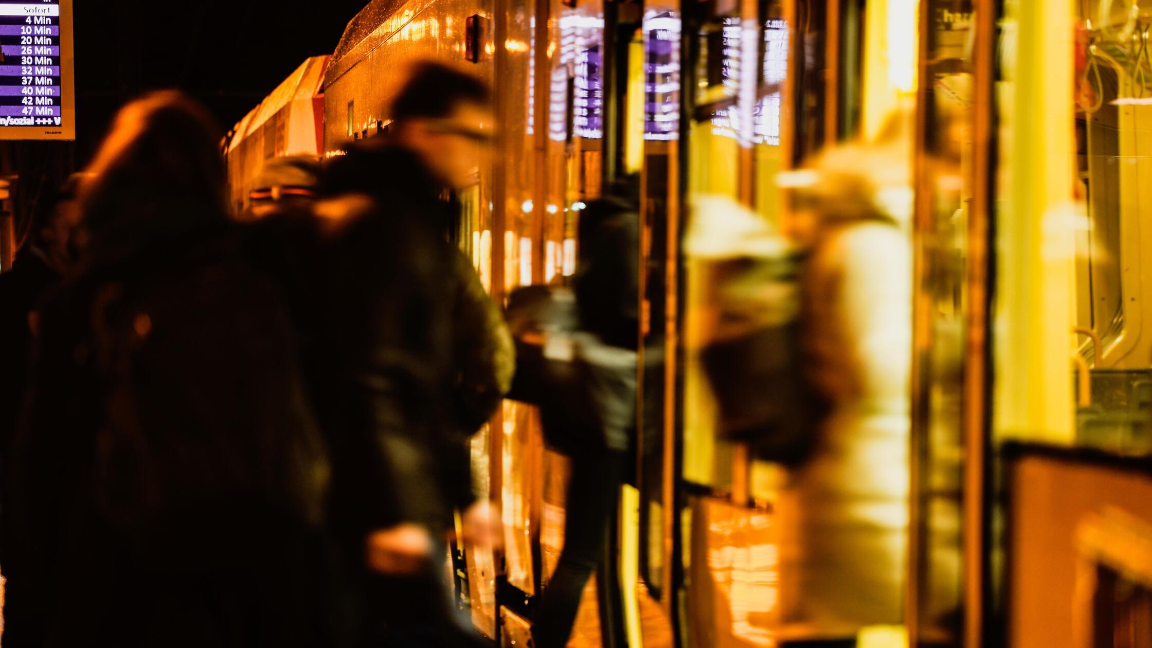 Straßenbahnfahrer verhindert Kollision Zwei Verletzte nach Gefahrenbremsung in Nürnberg