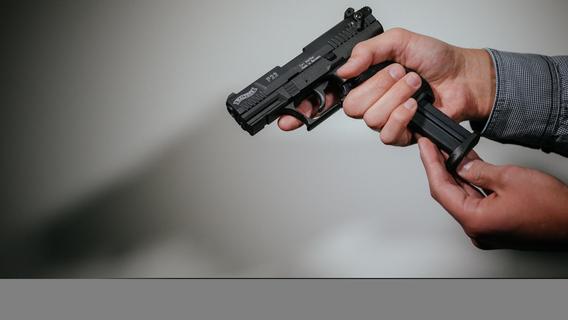 Jugendgruppe mit Waffe bedroht: Polizei nimmt 24-Jährigen in Franken fest