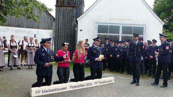 Spitzer Balken: Freiwillige Feuerwehr Thannhausen rückte aus zum Patenbitten