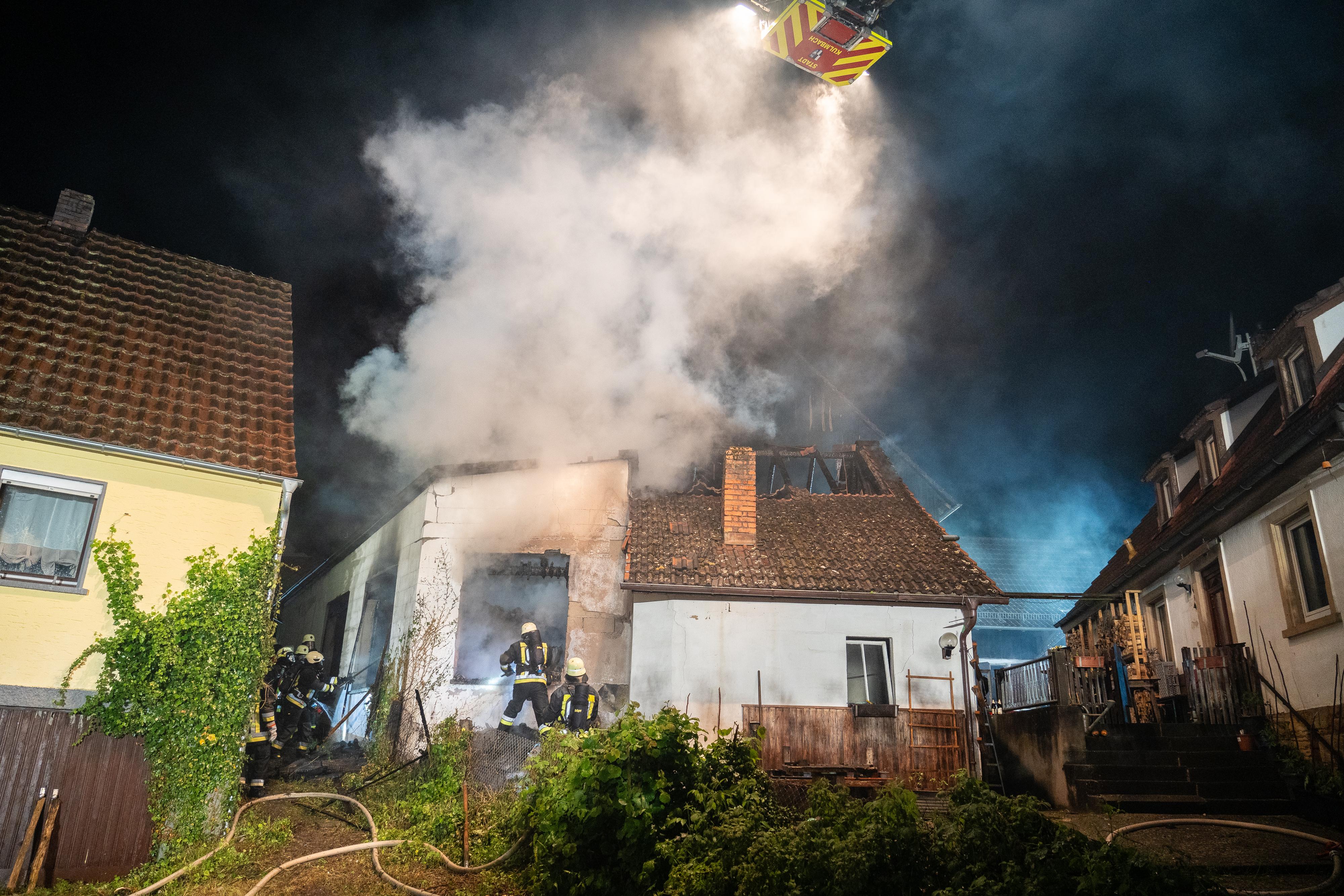 150 Rettungskr&auml;fte im Einsatz: Scheune in Franken stand in Vollbrand - hoher Sachschaden