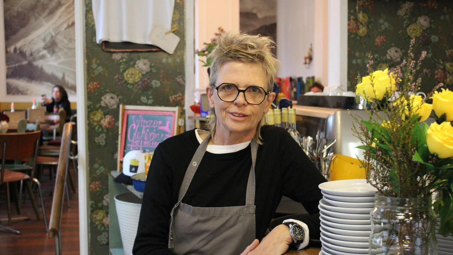 Heike Stahl übernahm vor inzwischen 20 Jahren das Omi-Café "Regina" in Nürnberg-Gostenhof und machte es zum "Salon Regina". Jetzt scheidet sie aus dem Betrieb. Heike Stahl übernahm vor inzwischen 20 Jahren das Omi-Café "Regina" in Nürnberg-Gostenhof und machte es zum "Salon Regina". Jetzt scheidet sie aus dem Betrieb.