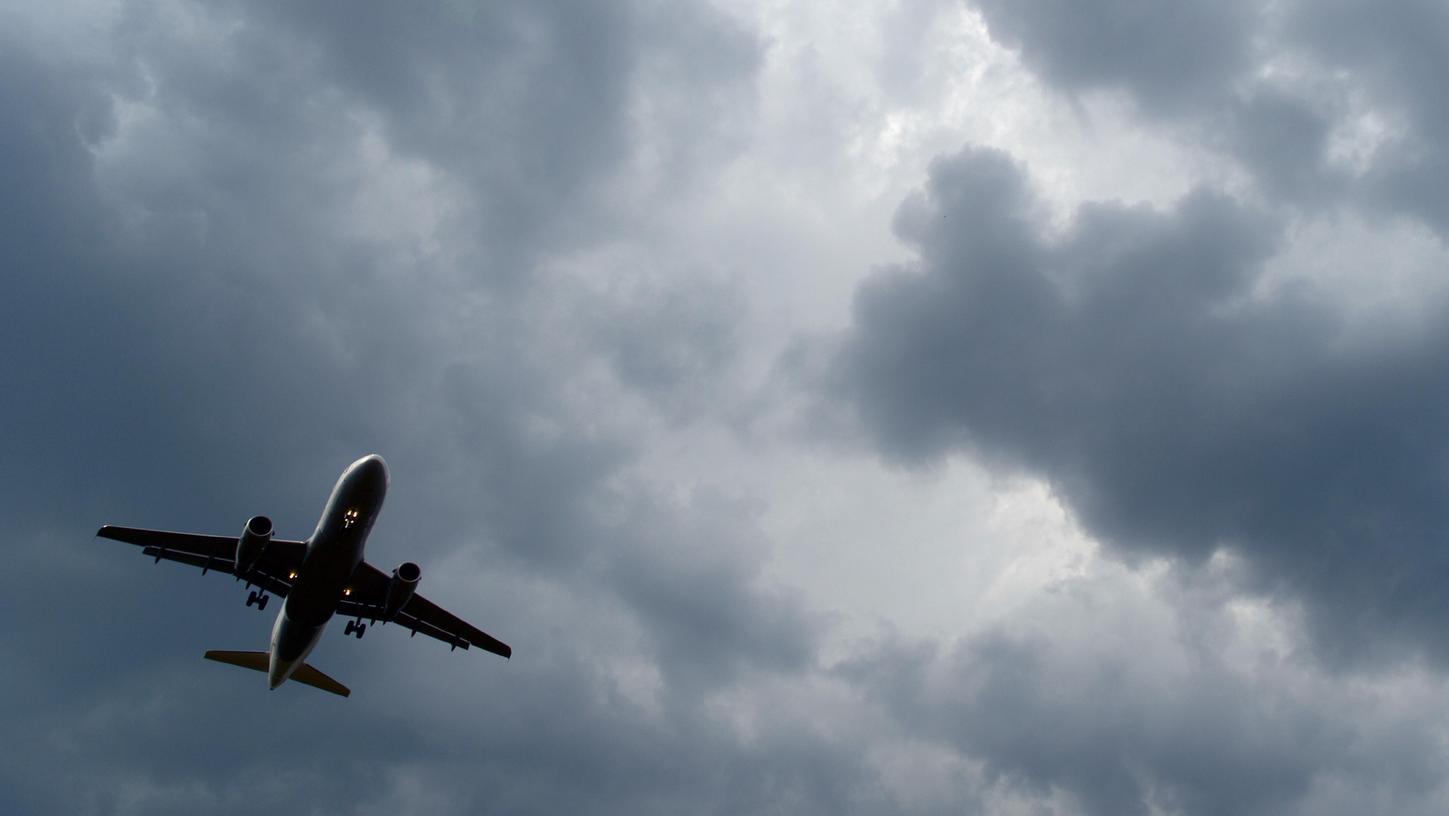 Wenn es bei einem Flug zu schweren Turbulenzen kommt, sind häufig auch Besatzungsmitglieder betroffen. (Symbolbild) Wenn es bei einem Flug zu schweren Turbulenzen kommt, sind häufig auch Besatzungsmitglieder betroffen. (Symbolbild)