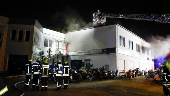 Brand bei Motorradhändler in Erlangen: Nachbar entdeckte zufällig Feuerschein