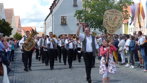 Festzug und Blaskapelle zum Auftakt: Beim Volksfest in Freystadt ist einiges geboten