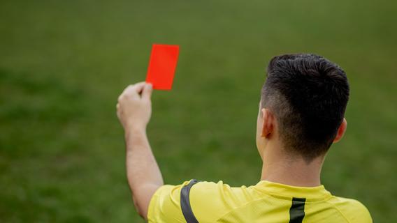 Spuck-Attacke, rote Karte, Spielabbruch: Fußballspiel in Oberfranken endet mit Polizeieinsatz