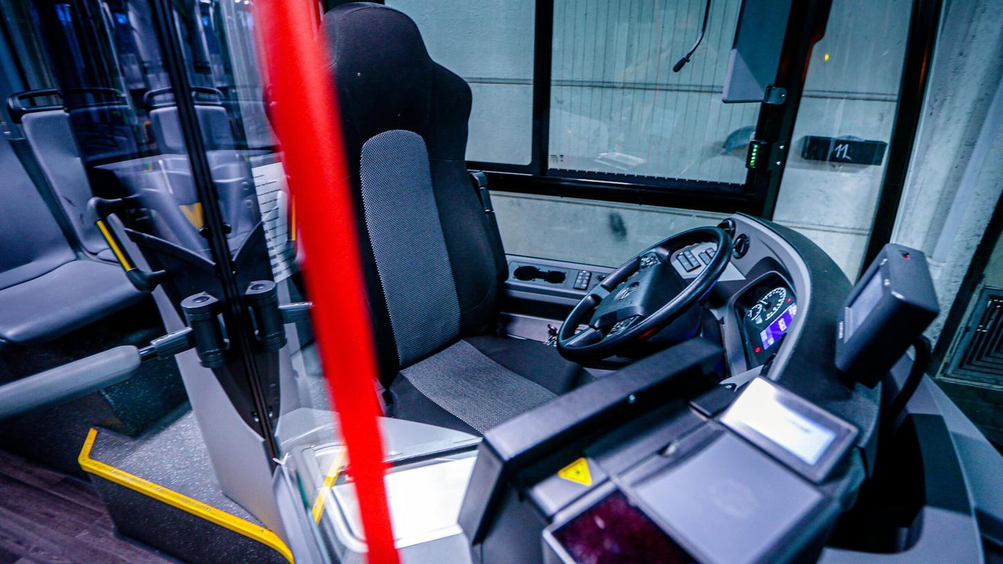 Zwei Männer schlugen in Nürnberg einen Busfahrer und einen 16-Jährigen, der schlichten wollte. (Symbolbild) Zwei Männer schlugen in Nürnberg einen Busfahrer und einen 16-Jährigen, der schlichten wollte. (Symbolbild)