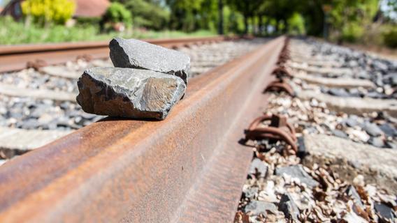 Steine auf Gleis in Neumarkt gelegt: Zug kann nicht schnell genug bremsen - Täter machen weiter