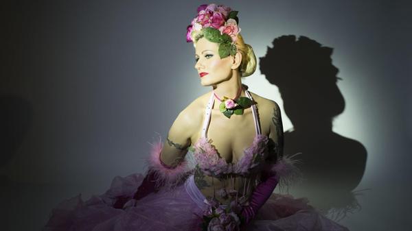 Burlesque-Tänzerin Rose Rainbow vom Blonde-Bombshell-Ensemble. Mehr über die Faszination Burlesque erfahren Sie in unserem intimen Gespräch mit Tänzerin "Kinky Minsky" von der Roten Bühne unter nordbayern.de/Podcasts.