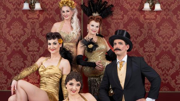 Das Burlesque-Ensemble der Roten Bühne. Mehr über die Faszination Burlesque erfahren Sie in unserem intimen Gespräch mit Tänzerin "Kinky Minsky" von der Roten Bühne unter nordbayern.de/Podcasts.