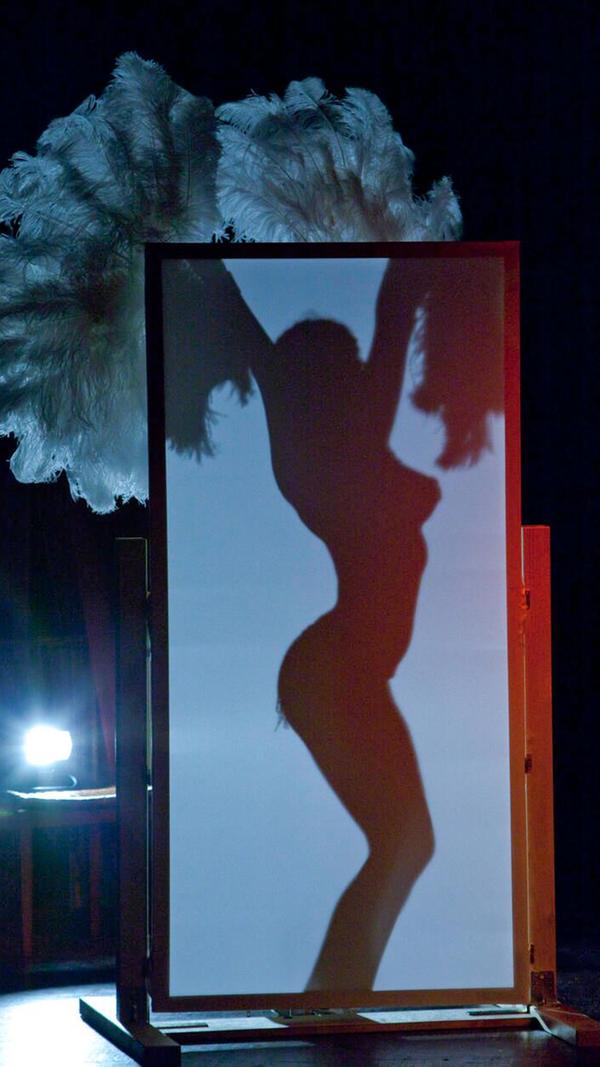 Tänzerin Sweet Chili. Mehr über die Faszination Burlesque erfahren Sie in unserem intimen Gespräch mit Tänzerin "Kinky Minsky" von der Roten Bühne unter nordbayern.de/Podcasts.